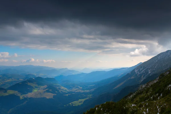 Jarní krajina a piatra craiului hory v pozadí, Sedmihradsko, Rumunsko — Stock fotografie