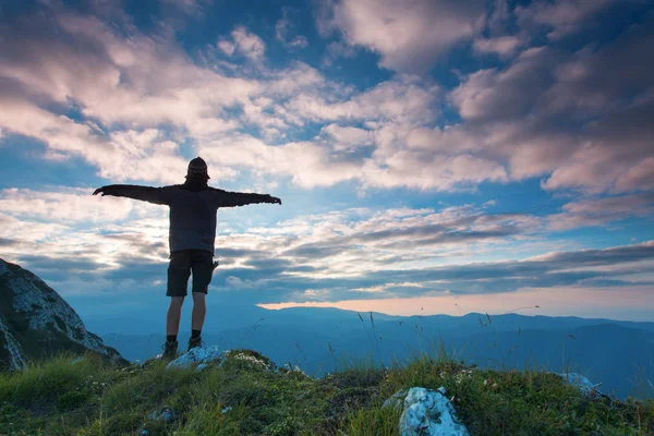 Ο άνθρωπος meditatidng βουνό και σύννεφα — Φωτογραφία Αρχείου