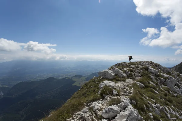 Silhouette des kletternden jungen Erwachsenen auf dem Gipfel mit aer — Stockfoto
