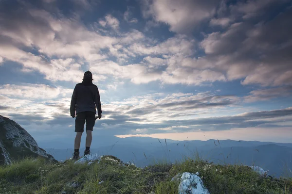 Людина медитує над горою і хмарами — стокове фото