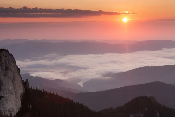 Sunrise over mountains and clouds — Stock Photo, Image