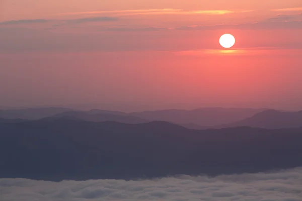 Zonsopgang boven de bergen en wolken — Stockfoto