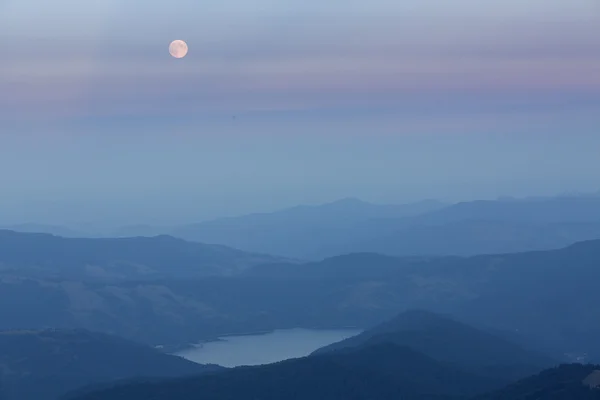 Fullmåne över bergen och sjön — Stockfoto