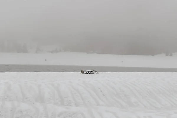 Mglisty Pokrywa Krajobrazowa Śniegiem Jeden Stół Ławka Trentino Alto Adige — Zdjęcie stockowe