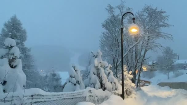 Śnieg w górach i lampa — Wideo stockowe