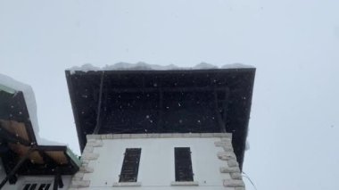 Tavandan kar yağıyor.