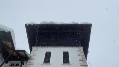 Tavandan kar yağıyor.