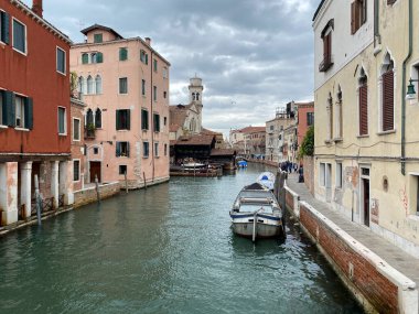 Venedik kanallarda Gondol teknesi ile, güzel eski şehir