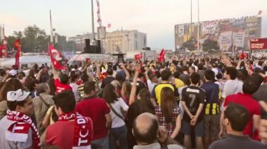 Istanbul, Türkiye - Haziran 2013 yaklaşık: protestocular Taksim Meydanı'nda şarkıları.