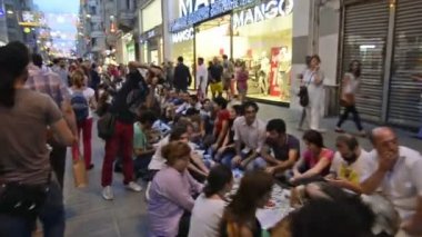 Istanbul, Türkiye - Haziran 2013 yaklaşık: Breaking Ramazan'ın Istiklal Caddesi protesto etmek için hızlı. 