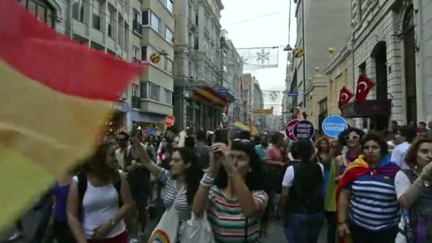 ISTANBUL, TURQUIE - CIRCA JUIN 2013 : Des LGBTI honorent Prade alors que Gezi Park proteste . — Video