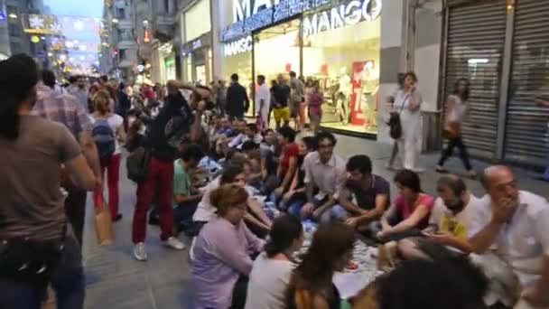 ISTANBUL, TURQUIE - CIRCA JUIN 2013 : Briser le jeûne du Ramadan à Istiklal Street pour protester . — Video