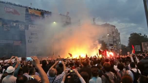 이스탄불, 터키-6 월 2013 년경: 시위대 Taksim 광장에서 노래. — 비디오