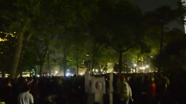 ISTANBUL, TURQUÍA - CIRCA JUNIO, 2013: Noche en el Parque Gezi . — Vídeo de stock