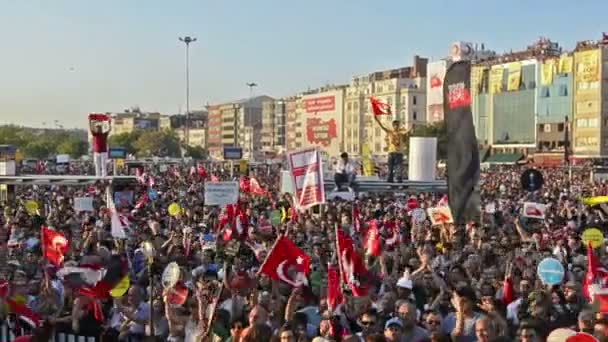 STANBUL, Turkiet - ca juni, protester 2013:Gas Man fest på Kadikoy. — Stockvideo