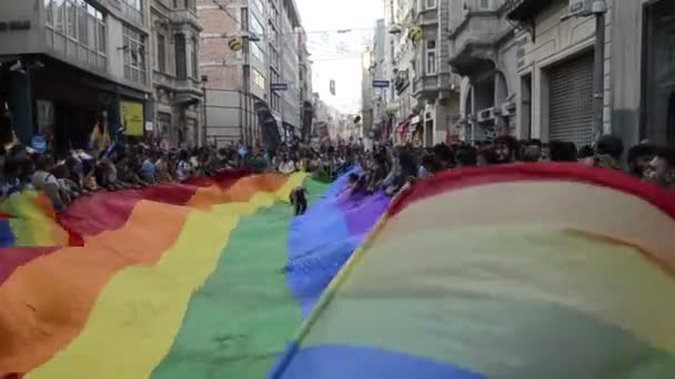 ISTANBUL, TURQUIE - CIRCA JUIN 2013 : Des LGBTI honorent Prade alors que Gezi Park proteste . — Video