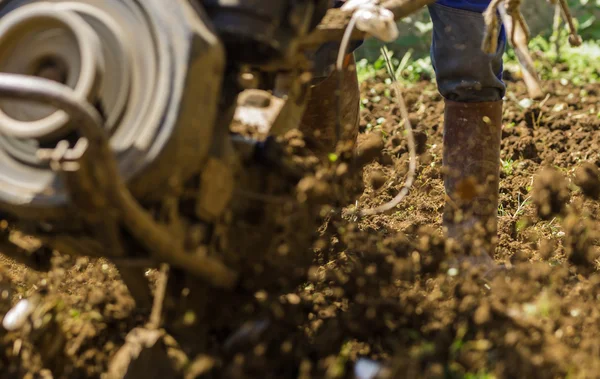 Agriculteur utilisant la machine mart cultivateur pour labourer le sol — Photo