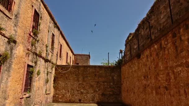 Historyczne Sinop więzienie było więzienie stanowe, położony w środku fortecy Sinop w Sinop, Turkey — Wideo stockowe