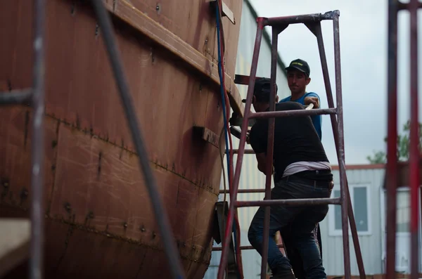Samsun, Turecko - 15. září 2015: Rybářská loď stavební dělníci loděnice — Stock fotografie