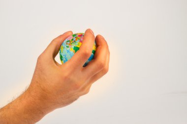 Bir dünya dünya onun elinde tutan adam