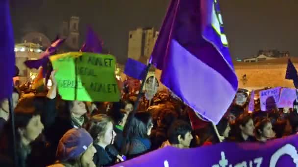 . Womens protesterar mot abort och femicide Womens dag — Stockvideo