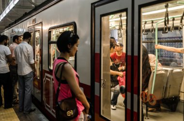 İstanbul, Türkiye-9 Haziran 2012: Karaköy 'den Istiklal caddesine eski tünel hattı, Istanbul