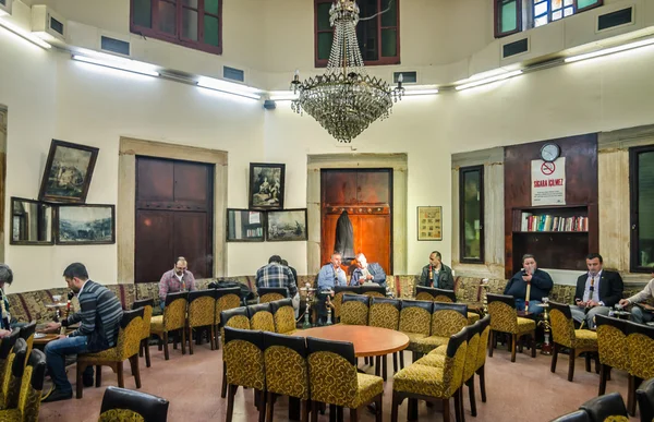 Istanbul, Turkey - April 4, 2013:  Hookah house near Beyazt Square, Istanbul. — Stock Photo, Image