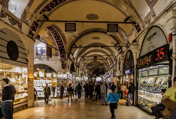 ISTANBUL, TURQUIA - 4 de abril de 2013: Grande Bazar em Istambul — Fotografia de Stock