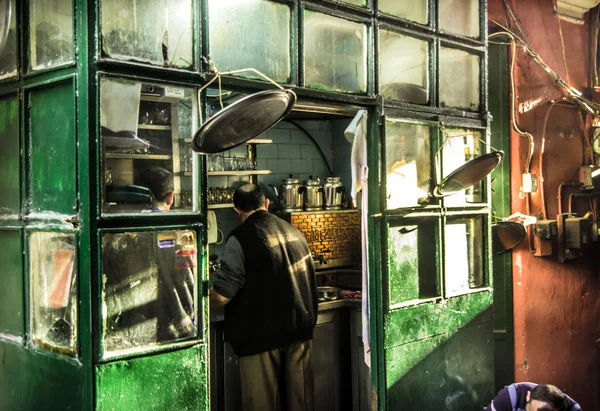 Istanbul, Türkiye - 4 Nisan 2013: Çay makinesi bir çay evde kapalı çarşı, Istanbul — Stok fotoğraf