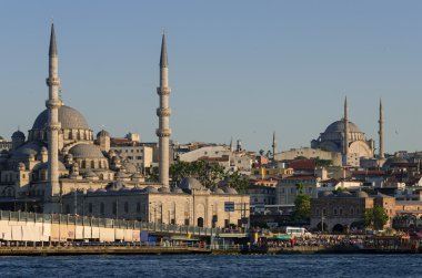 Istanbul 'un Eminönü bölgesinde toplayan