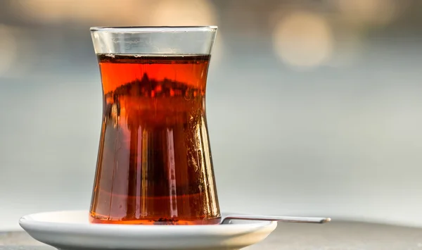 Turkis çay bardağı üzerinde yansıyan Istanbul silueti