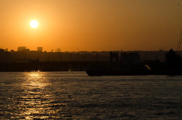 Puesta de sol en el Cuerno de Oro de Estambul — Foto de Stock