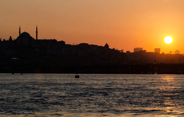 Puesta de sol en el Cuerno de Oro de Estambul —  Fotos de Stock