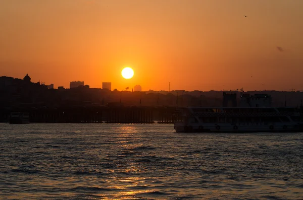 Ηλιοβασίλεμα στο Κεράτιο κόλπο της Κωνσταντινούπολης — Φωτογραφία Αρχείου
