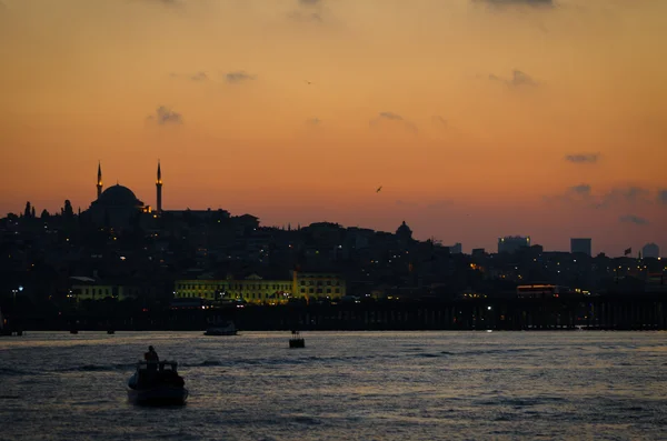 Solnedgång vid Gyllene hornet i Istanbul — Stockfoto