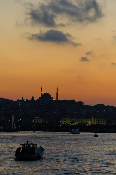 Solnedgång vid Gyllene hornet i Istanbul — Stockfoto