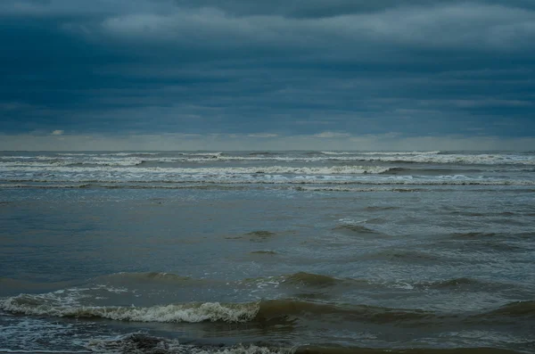 Černomořská pobřežní na zamračený den — Stock fotografie