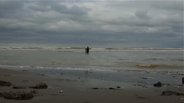 Cast net fishing on Black Sea — Stock Video