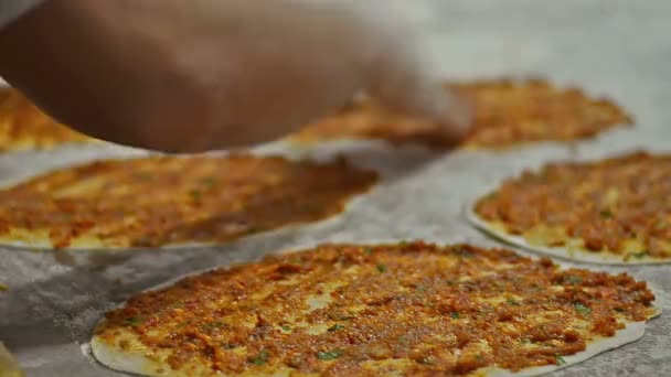 Zubereitung einer türkischen Pizza namens lahmacun — Stockvideo