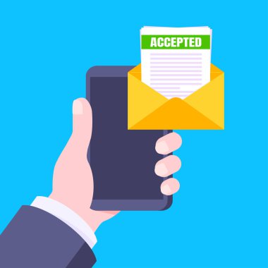 Akıllı telefon ekranında üniversite veya üniversite kabul mektubu, zarf belge e- postasını aç.