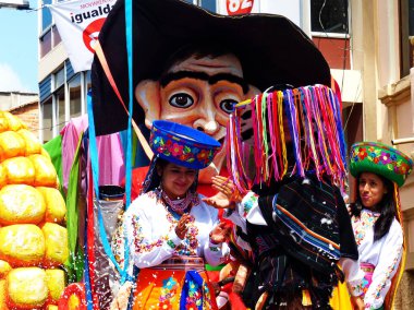 Cuenca, Ekvador - 6 Şubat 2016: Cuenca kentinde Karnaval Günü için geçit töreni. Ulusal kıyafet ve folklor kostümü giyen insanlar herkesin üzerine köpük saçar ve eğlenirler..
