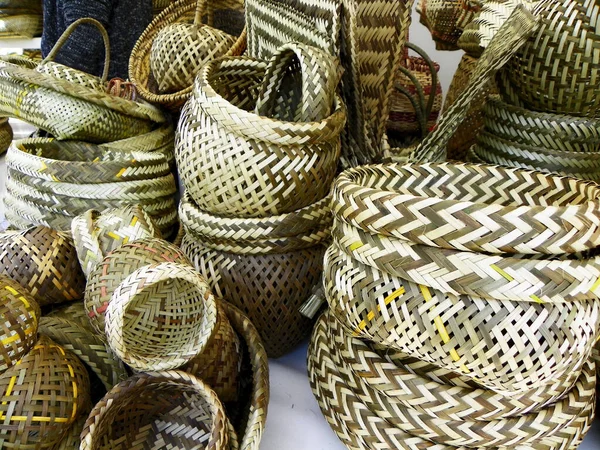 그들은 시장에서 토키야 짚으로 에스메랄다 지방의 전통적 바구니와 물건들을 손으로 — 스톡 사진
