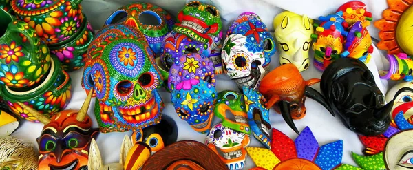 한마스크 에콰도르 코토팍시 지방에서 기념품이다 마스크는 문화의 인물들을 나타낸다 — 스톡 사진