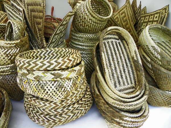 에스메랄다 지방의 전통적 바구니와 물건들을 시장에서 토키야 짚으로 수작업으로 올렸다 — 스톡 사진