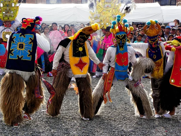 厄瓜多尔昆卡 Cuenca Ecuador 2016年4月12日 在厄瓜多尔昆卡 Cuenca 的年度阅兵式上 舞者们打扮成Inti Raymi Inti — 图库照片
