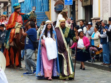 Cuenca, Ekvador - 24 Aralık 2016: Geçit Pase del Nino Viajero, UNESCO 'nun mirası. Kutsal aile olarak çift: Joseph ve Meryem ve bebek İsa. 