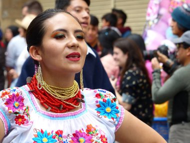 Cuenca, Ekvador - 24 Aralık 2019: Bebek İsa 'nın onuruna Noel Geçidi Pase del Nino Viajero (Gezgin Çocuk). Otavalo, Imbabura 'dan genç ve güzel kadın dansçıların portresi.