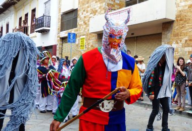 Cuenca, Ekvador-24 Aralık 2019: Bebek İsa 'nın onuruna Noel Geçidi Pase del Nino Viajero (Gezgin Çocuk). Dansçılar, geçit törenindeki Saraguro halkının folklor karakterleri. Azuay Bölgesi