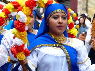 Cuenca, Ekvador-24 Aralık 2019: Noel Geçit Pase del Nino Viajero (Gezgin Çocuk). Olay UNESCO 'nun soyut mirası. Otavalo 'dan tipik kıyafetlerle halk dansçıları. Çiçeklerle yapılan dans..