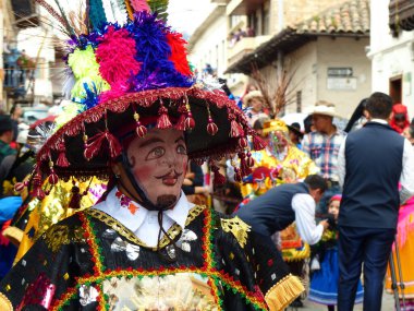 Cuenca, Ekvador - 24 Aralık 2019: Bebek İsa 'nın onuruna Noel Geçidi Pase del Nino Viajero (Gezgin Çocuk). Ekvador 'un folklor kişiliği geçit törenine katılıyor.